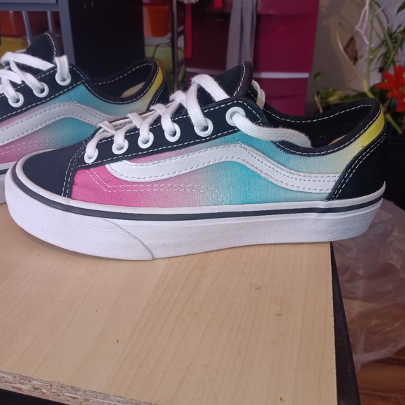 Vans - Picture 3 of 9